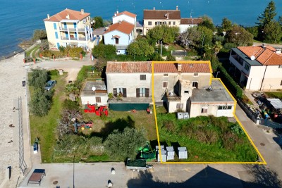 UMGEBUNG VON NOVIGRAD - AUTENTISCHES ISTRISCHES HAUS MIT GARTEN NUR 30 METER VOM MEER ENTFERNT