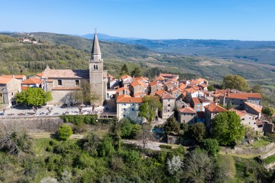 BAUGRUNDSTÜCK MIT HERRLICHEM BLICK AUF GROŽNJAN
