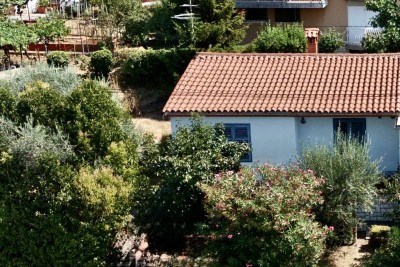 BUJE – EBENERDIGES DOPPELHAUS MIT PRIVATEM GARTEN UND MEERBLICK – RENOVIERUNGSOBJEKT MIT POTENZIAL